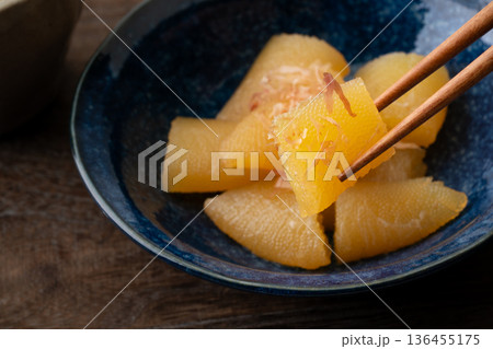 美味しそうな味付け数の子のクローズアップ 美味しそうな味付け数の子のクローズアップ 136455175