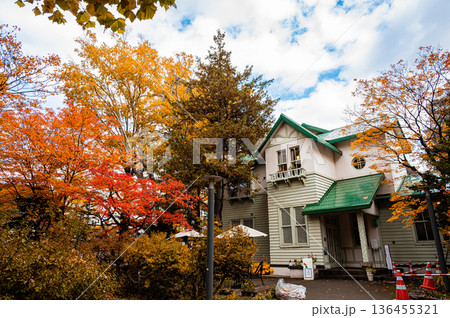 北海道札幌市 秋の札幌ファクトリーと紅葉の風景 北海道札幌市 秋の札幌ファクトリーと紅葉の風景 136455321
