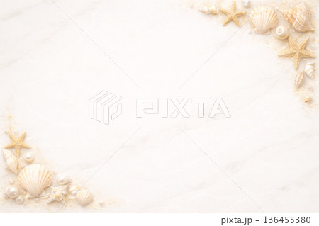 白い貝殻、サンゴの背景 136455380
