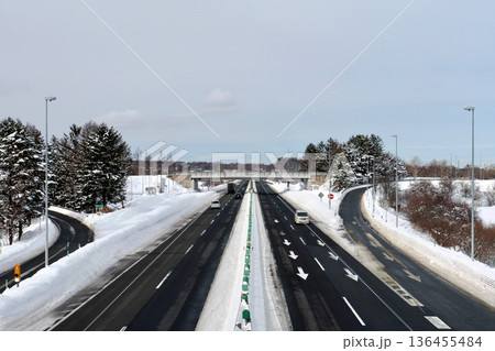 「1月の北海道」雪が積もった高速道路「恵庭IC」 「1月の北海道」雪が積もった高速道路「恵庭IC」 136455484