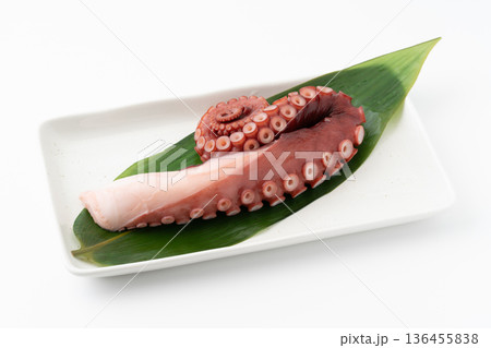白背景にお皿に載せた蒸し蛸(ヤナギダコ) 白背景にお皿に載せた蒸し蛸(ヤナギダコ) 136455838