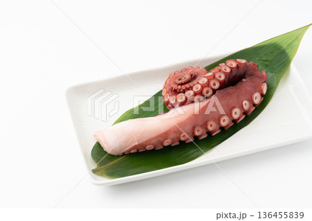 白背景にお皿に載せた蒸し蛸(ヤナギダコ) 白背景にお皿に載せた蒸し蛸(ヤナギダコ) 136455839