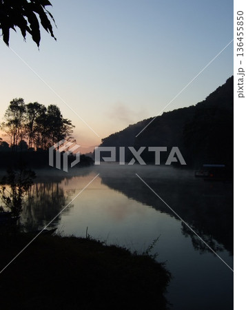 夕暮れのフェワ湖 夕暮れのフェワ湖 136455850