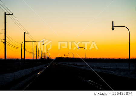 北海道鶴居村 冬の早朝 音羽橋と気嵐の幻想的な風景 136455874