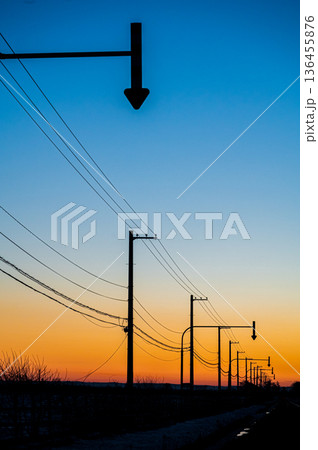 北海道鶴居村 冬の早朝 音羽橋と気嵐の幻想的な風景 北海道鶴居村 冬の早朝 音羽橋と気嵐の幻想的な風景 136455876