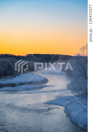 北海道鶴居村 冬の早朝 音羽橋と気嵐の幻想的な風景 136455877