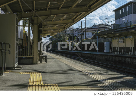 川奈駅の朝のホーム 早朝のローカル駅 点字ブロックと逆光 川奈駅の朝のホーム 早朝のローカル駅 点字ブロックと逆光 136456009