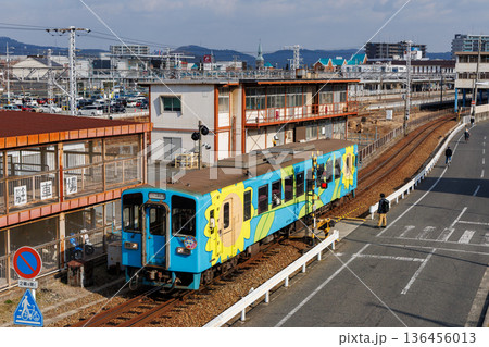 倉敷駅を発車する水島臨海鉄道MRT300形「ひまわり号」 136456013