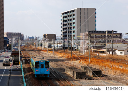倉敷の街並みと水島臨海鉄道MRT300形「ひまわり号」 136456014