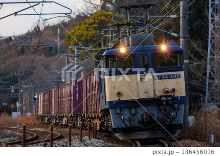 S字カーブの峠を下るEF64形直流電気機関車 136456016