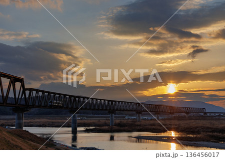 井原鉄道井原線高梁川橋梁の夕暮れ 136456017
