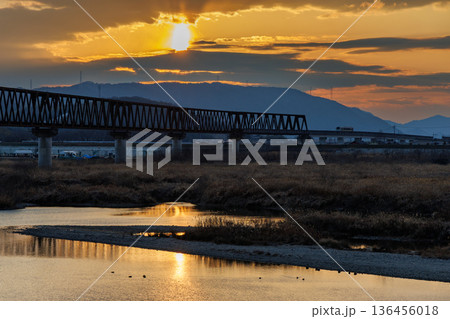 井原鉄道井原線高梁川橋梁の夕暮れ 136456018