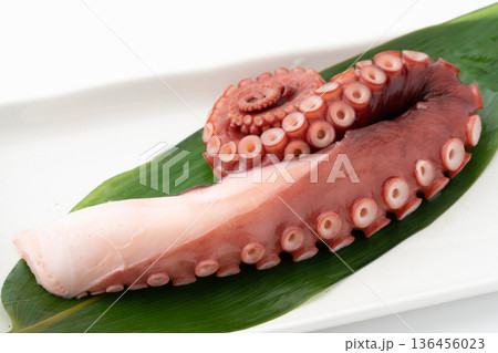 お皿に載せた蒸し蛸（ヤナギダコ）の足 136456023