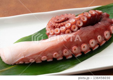 お皿に載せた蒸し蛸（ヤナギダコ）の足 136456030