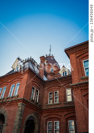 北海道札幌市 冬の北海道庁旧本庁舎（赤れんが庁舎）の風景 136456049