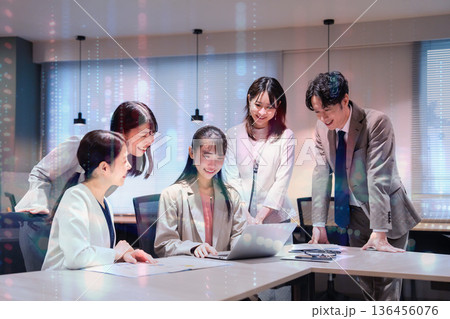 先進的なイメージの企業 先進的なイメージの企業 136456076