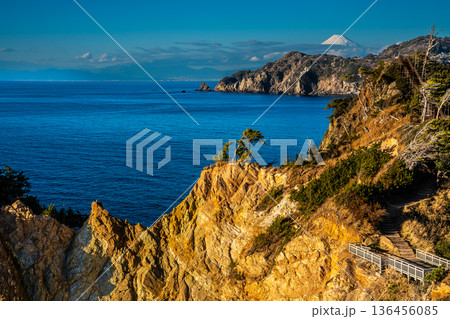 黄金崎と馬ロックの夕陽と富士山【静岡県賀茂郡西伊豆町】 黄金崎と馬ロックの夕陽と富士山【静岡県賀茂郡西伊豆町】 136456085