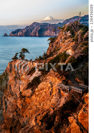 黄金崎と馬ロックの夕陽と富士山【静岡県賀茂郡西伊豆町】 黄金崎と馬ロックの夕陽と富士山【静岡県賀茂郡西伊豆町】 136456089