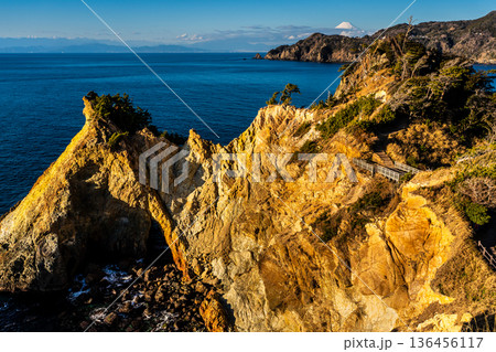 黄金崎と馬ロックの夕陽と富士山【静岡県賀茂郡西伊豆町】 136456117