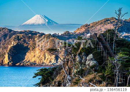 黄金崎と馬ロックの夕陽と富士山【静岡県賀茂郡西伊豆町】 黄金崎と馬ロックの夕陽と富士山【静岡県賀茂郡西伊豆町】 136456119