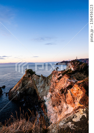 黄金崎と馬ロックの夕陽と富士山【静岡県賀茂郡西伊豆町】 136456123