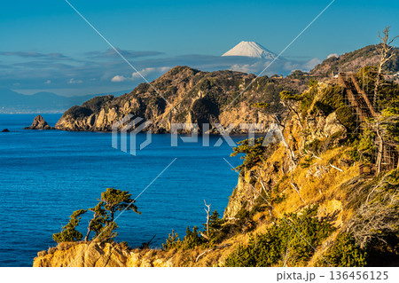黄金崎と馬ロックの夕陽と富士山【静岡県賀茂郡西伊豆町】 136456125