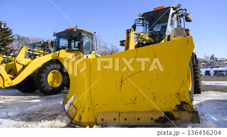除雪作業に従事する重機 136456204