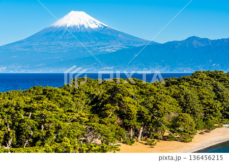 御浜岬と富士山【静岡県沼津市】 136456215