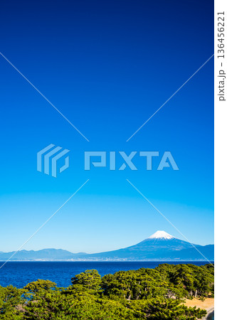 御浜岬と富士山【静岡県沼津市】 136456221