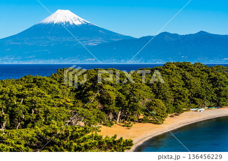 御浜岬と富士山【静岡県沼津市】 136456229