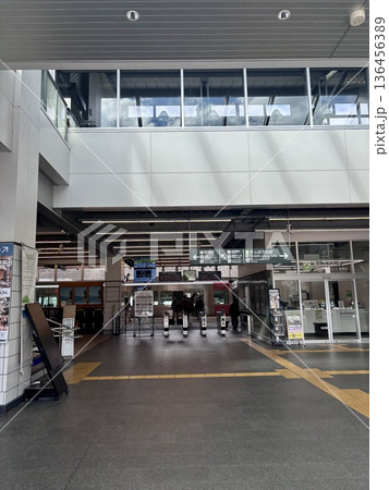 尾道駅のお昼の風景 尾道駅のお昼の風景 136456389