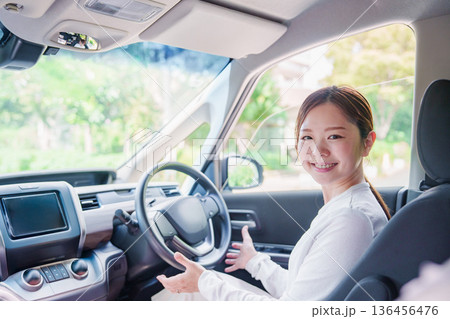 自動運転の車を笑顔で運転する女性 自動運転の車を笑顔で運転する女性 136456476