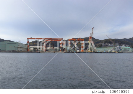 海上から眺める長崎造船所（長崎県長崎市） 136456595