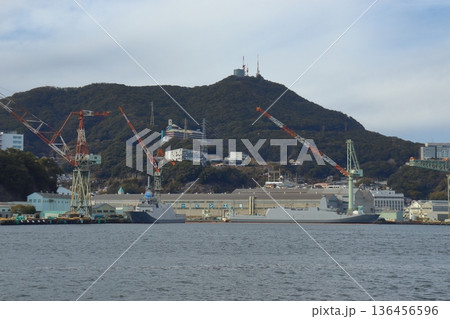 長崎造船所の護衛艦と稲佐山展望台（長崎県長崎市） 136456596