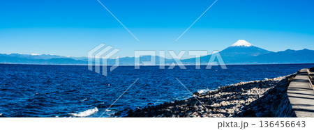 潮風のベンチからの富士山　パノラマ【静岡県沼津市】 136456643