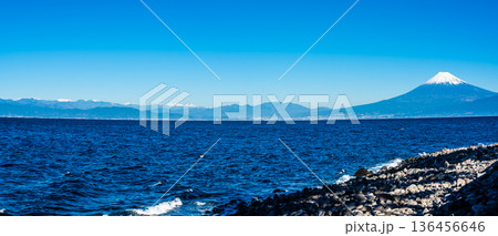 潮風のベンチからの富士山 パノラマ【静岡県沼津市】 潮風のベンチからの富士山 パノラマ【静岡県沼津市】 136456646