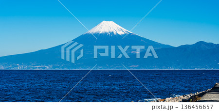 潮風のベンチからの富士山　パノラマ【静岡県沼津市】 136456657