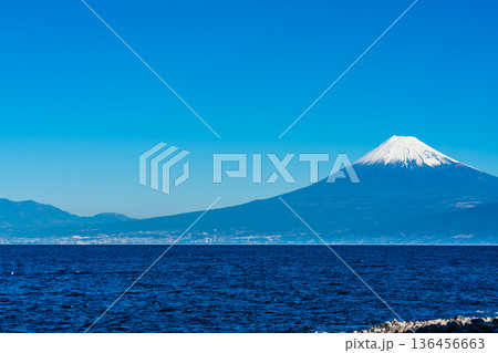 潮風のベンチからの富士山【静岡県沼津市】 136456663