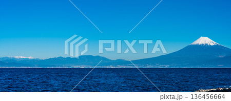 潮風のベンチからの富士山　パノラマ【静岡県沼津市】 136456664