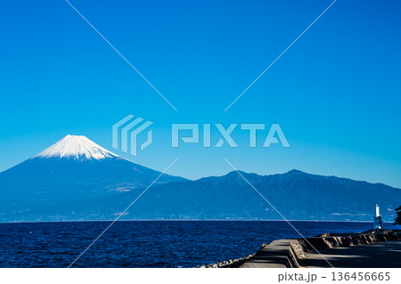潮風のベンチからの富士山【静岡県沼津市】 136456665