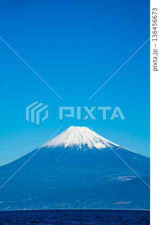 潮風のベンチからの富士山【静岡県沼津市】 潮風のベンチからの富士山【静岡県沼津市】 136456673