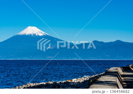 潮風のベンチからの富士山【静岡県沼津市】 潮風のベンチからの富士山【静岡県沼津市】 136456682