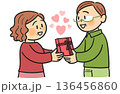 バレンタインにプレゼントを渡す笑顔のシニア夫婦 バレンタインにプレゼントを渡す笑顔のシニア夫婦 136456860