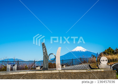 出逢い岬からの富士山【静岡県沼津市】 136457036