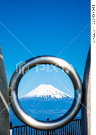 出逢い岬からの富士山【静岡県沼津市】 136457041