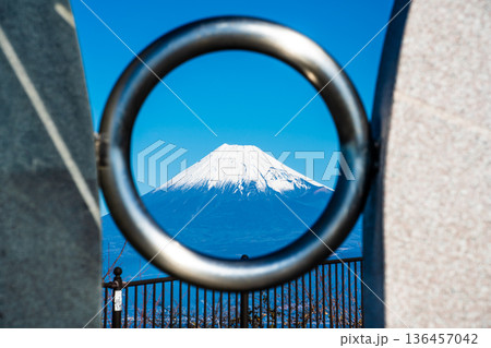 出逢い岬からの富士山【静岡県沼津市】 136457042
