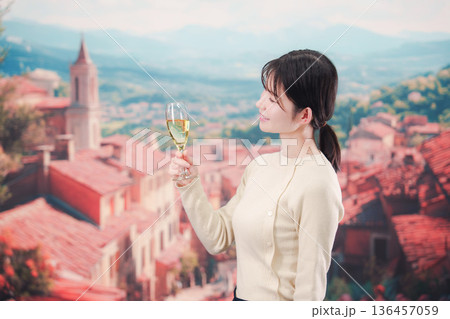 海外旅行中に優雅にワインを飲む女性 136457059