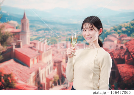 海外旅行中に優雅にワインを飲む女性 136457060