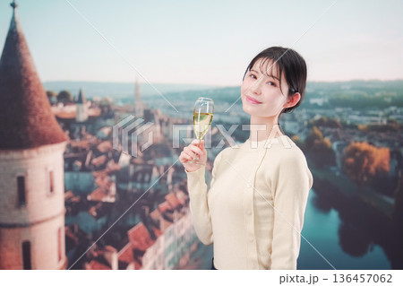 海外旅行中に優雅にワインを飲む女性 136457062