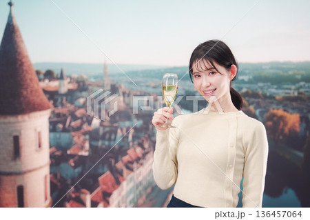 海外旅行中に優雅にワインを飲む女性 136457064